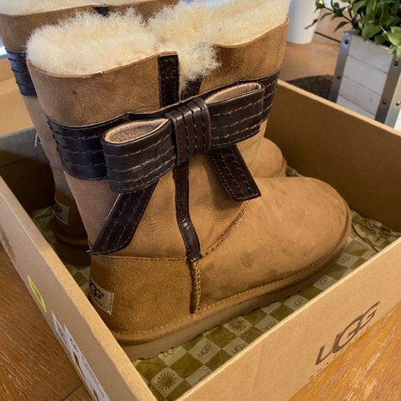 Chesnut Brown Ugg Boot with Bow - Picture 3 of 6